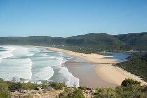 With abundant marine life, indigenous culture, powdery sand, and stunning backdrops, South African beaches dazzle visitors