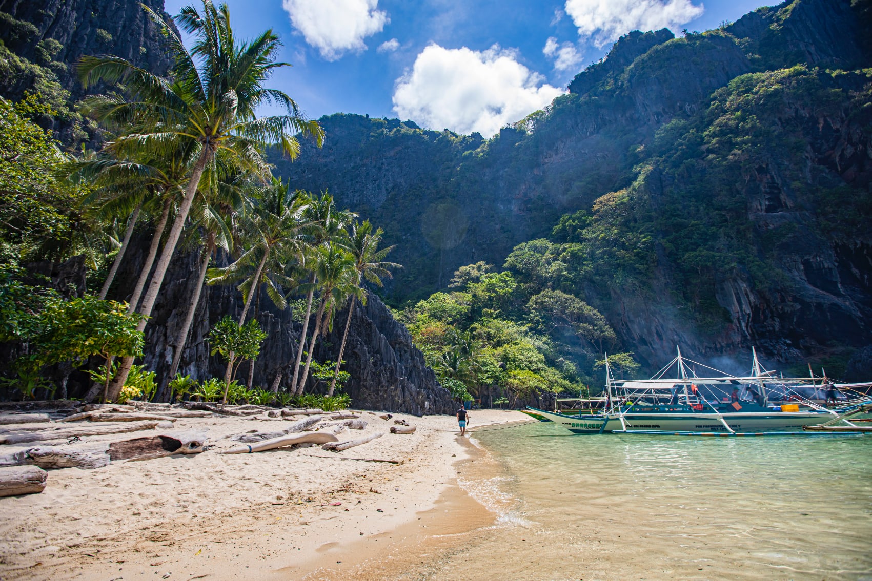 el nido beach philippines traditional boats bring travellers to the jungle-lined beaches of El Nido, Philippines